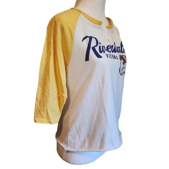 RIVERDALE Vixens Cropped 3/4 Sleeve Split Neckline Baseball Tee - Picture 5 of 8